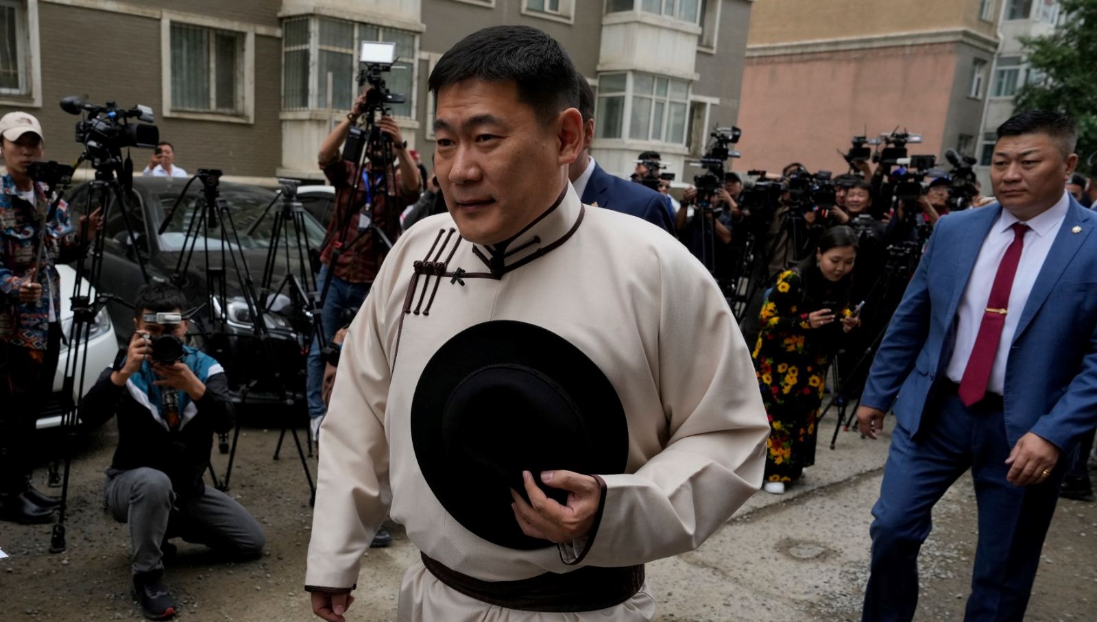 Oğlunun lüks yaşamı sonunu getirdi: Moğolistan Başbakanı istifa etti