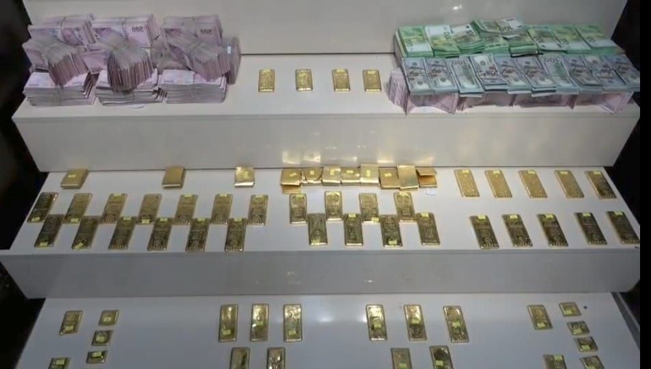 Van'da havalimanında kaçak altın ve para ele geçirildi