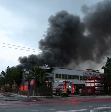 İzmir’de iki ayrı fabrikada çıkan yangın kontrol altında (1)